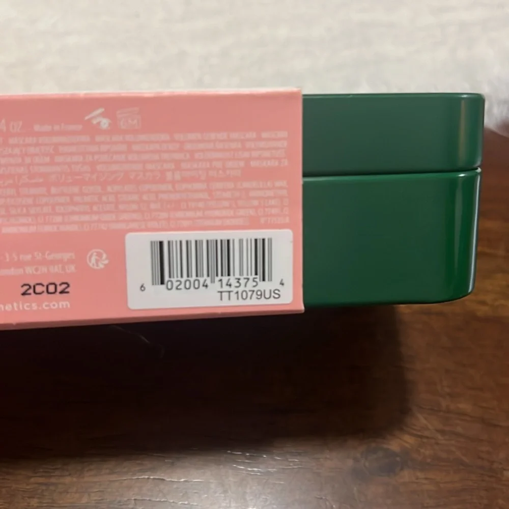 Benefit Cosmetics - Picture 3 of 3